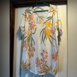 Torrid floral classic fit V-neck shirt with lace trim